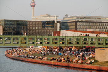 Berlin  Touristen und Besucher im Regierungsviertel