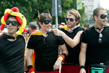 Berlin  deutsche Fussballfans als Batman verkleidet