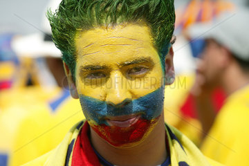 Berlin  ecuatorianischer Fussballfan mit bemaltem Gesicht