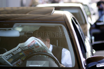 Berlin  Fahrer liest Boulevard-Zeitung