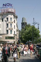 Berlin  Passanten und Touristen am Kurfuerstendamm