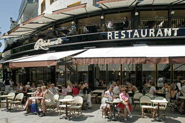 Berlin  Gaeste im Kaffee und Restaurant Reinhard's
