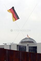 Berlin  Fahne haengt an der Schnur eines Drachens