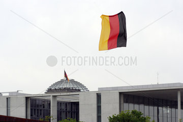 Berlin  Fahne haengt an der Schnur eines Drachens