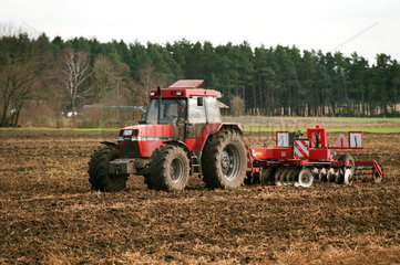 Traktor auf dem Acker  Norddeutschland