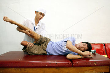 Therapeutische Uebungen an einem Beinamputierten im Orthopaedizentrum Saigon
