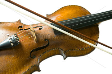 Geige mit Geigenbogen