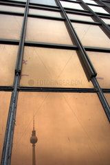Berlin  Fernsehturm spiegelt sich in Palast der Republik