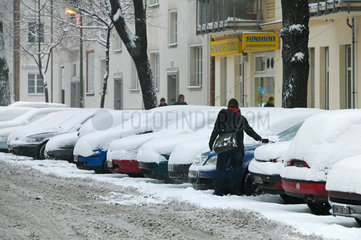 Berlin  Autofahrer kratzt Schnee vom Auto