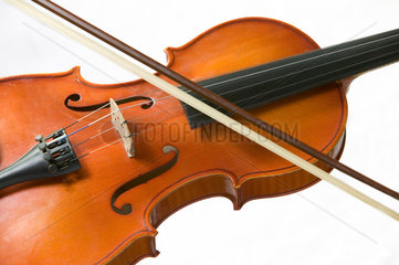 Geige mit Geigenbogen