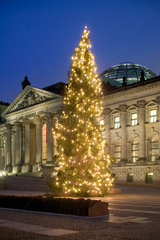 Berlin  erleuchteter Weihnachtsbaum vor dem Reichstag