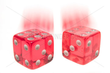 Zwei rote durchsichtige Spielwuerfel
