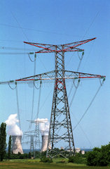 Strommast vor einem AKW in Frankreich