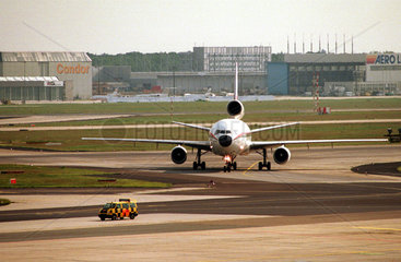 Flugzeug rollt zum Start auf dem Flughafen Frankfurt/Main