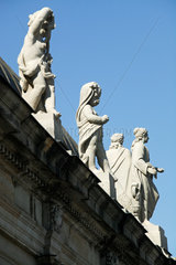 Dresden  Figuren auf dem Dresdner Zwinger