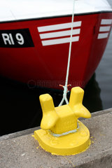 Daenemark  rotes Schiff am gelben Poller festgemacht
