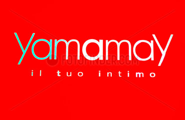 Rom  der Markenname Yamamay auf rotem Hintergrund