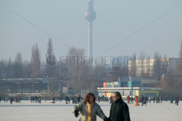 Berlin  Spaziergang auf zugefrorenen Rummelsburger See