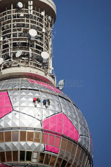 Berlin  Industriekletterer bringen Werbung am Fernsehturm an