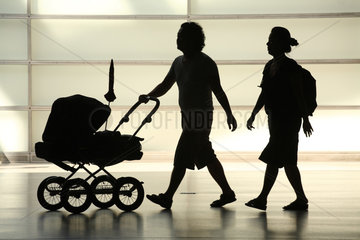 Berlin  Deutschland  Silhouette einer Kleinfamilie mit Kinderwagen