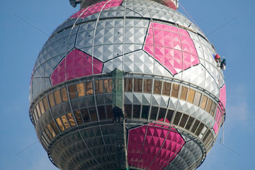 Berlin  Industriekletterer bringen Werbung am Fernsehturm an