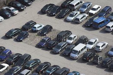 Hamburg  Autos auf einem Parkplatz abgestellt