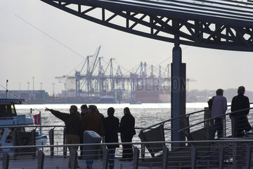 Besucher des Hamburger Hafens auf den Landungsbruecken