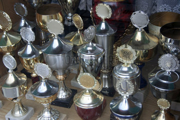 Hamburg  Pokale in einem Schaufenster