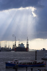 Dramatischer Himmel ueber dem Hamburger Hafen