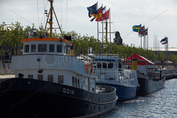 Schiffe liegen im Kieler Hafen am Willy-Brandt-Ufer