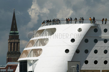 Kiel  Fahrgaeste auf dem Oberdeck eines Kreuzfahrtschiffs