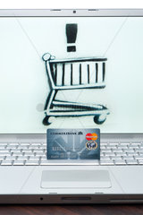 Hamburg  Deutschland  Symbolfoto: Online-Shopping mit Kreditkartenzahlung