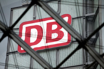 Berlin  Logo der DB am Hauptbahnhof