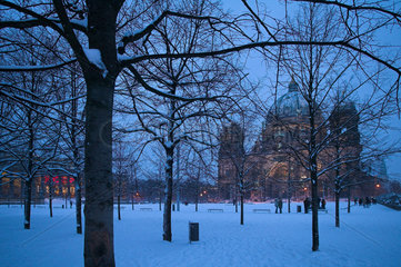 Berlin  Berliner Dom und Lustgarten im Schnee