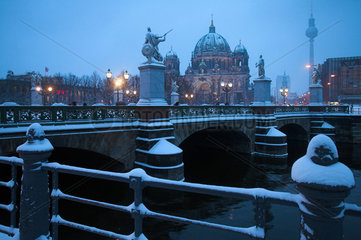 Berlin  Berliner Dom und Schlossbruecke im Schnee