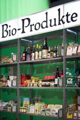 Berlin  Bio-Produkte in einem Regal