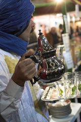 Berlin  Mann in marokkanischer Kleidung bietet Tee an