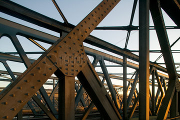 Stahlbruecken im Hamburger Hafen bei Sonnenuntergang