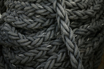 Hamburg  aufgerolltes Seil auf einem Schiff