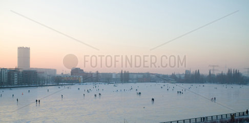 Berlin  Panorama zugefrorener Rummelsburger See