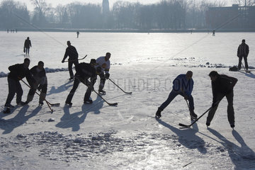 Berlin  Eishockeyspieler spielen auf dem Eis
