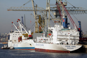 Hamburg  Stueckgut-Frachter werden entladen