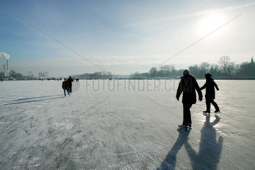 Berlin  Spaziergang auf zugefrorenen Rummelsburger See