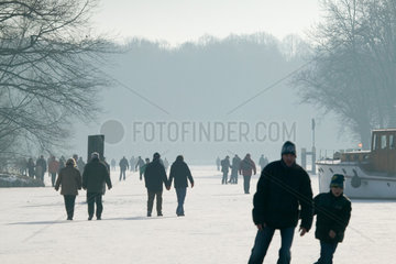 Berlin  Spaziergang auf der zugefrorenen Spree