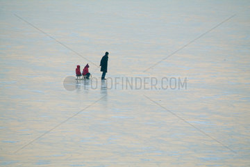 Berlin  Vater mit Kindern auf zugefrorenem Rummelsburger See