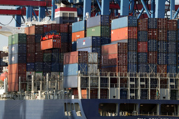 Hamburg  Container auf einem Containerschiff gestapelt
