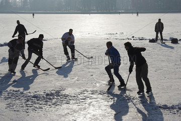 Berlin  Eishockeyspieler spielen auf dem Eis