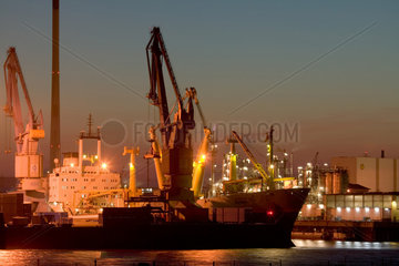 Hamburg  Frachter wird nachts im Hamburger Hafen entladen