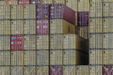 Hamburg  Container auf einem Containerschiff gestapelt