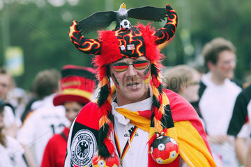 Berlin  deutscher Fussballfan als Teutone verkleidet